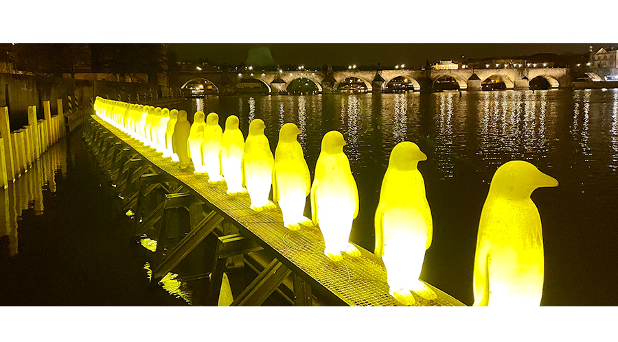 布拉格旅遊景點-黑夜裡的黃色企鵝