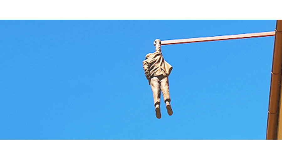 叛逆的藝術家大衛-切爾尼-吊在天空的男人