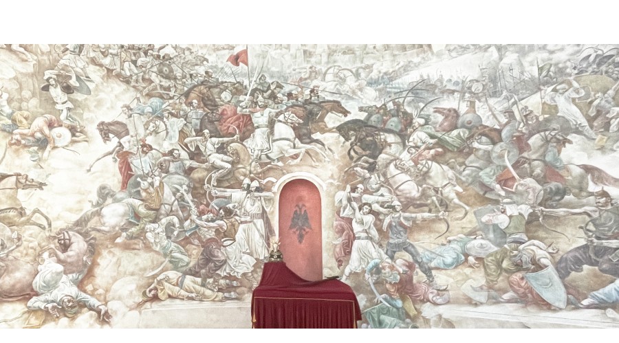博物館裡 180 度環繞的壁畫，紀念斯坎德培與奧斯曼帝國的戰役