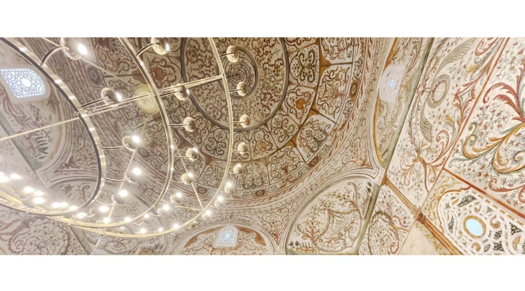 貝依清真寺內被華麗的壁畫所包圍，是奧斯曼時期的典型代表