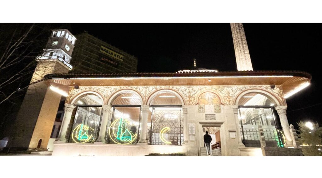 夜晚時的貝依清真寺在廣場上脫穎而出