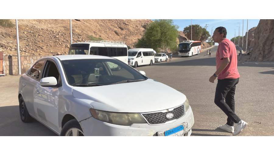 我們總共三位乘客，包了 Mahmood 三天車