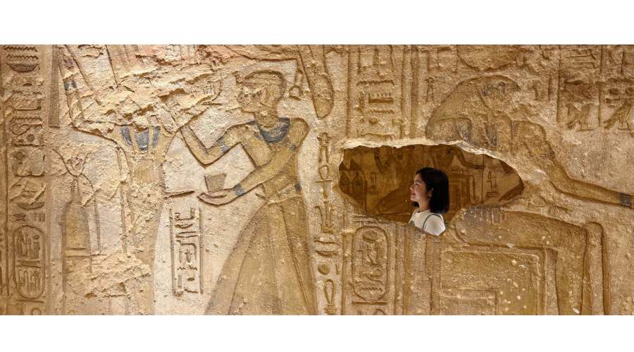 神殿主要供奉的是愛神哈索爾，她象徵著母性、愛與美