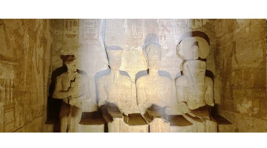 這座神殿最令人讚嘆的是，每年兩次太陽光會準確地射入內殿，照亮神像，展現出古埃及人對天文與建築的神奇智慧