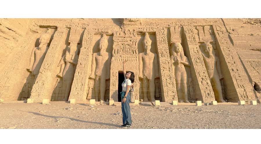 神殿外壁上的六尊雕像其中四尊是拉美西斯二世，另兩尊則是奈菲爾塔莉王后