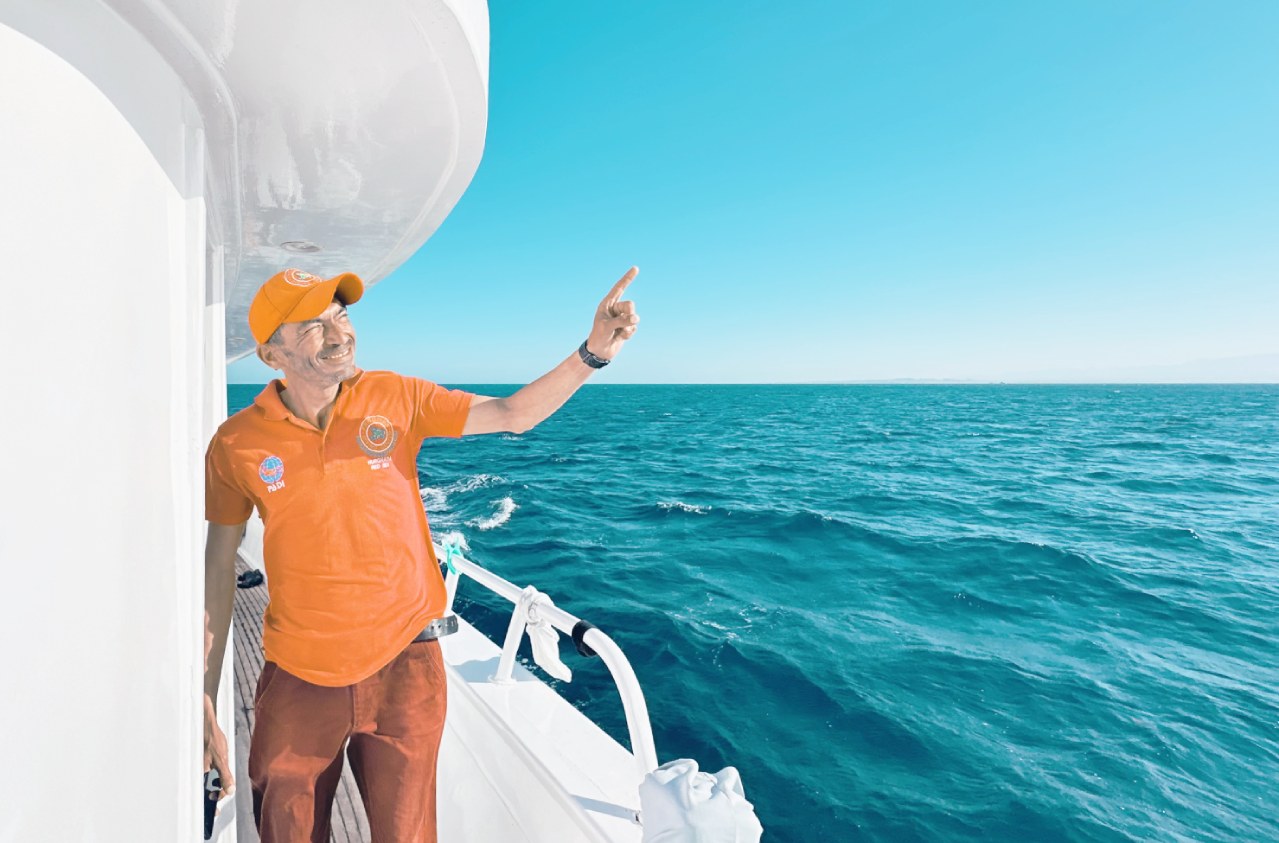 藍色教室裡的光：捨不得說再見的是教練，還是那個在海底無懼的自己？