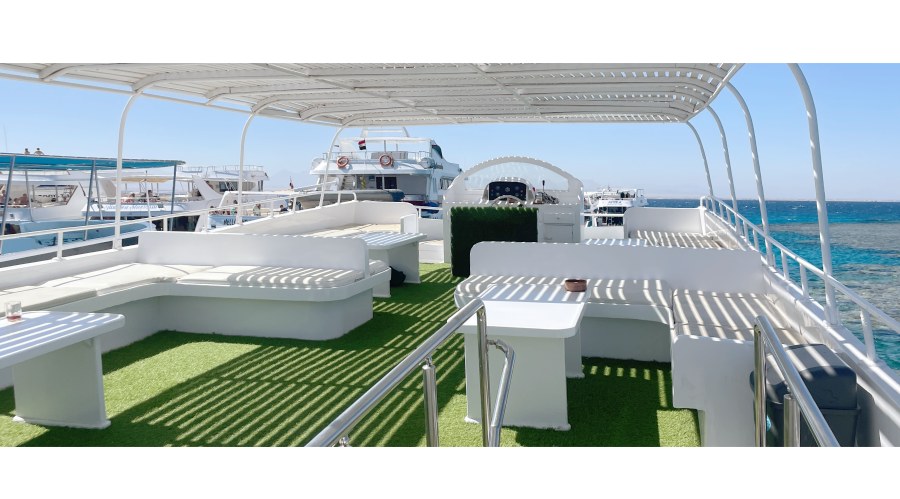 遊艇共有三層：底層是船艙，中層為主要活動區，頂層則是開放的甲板