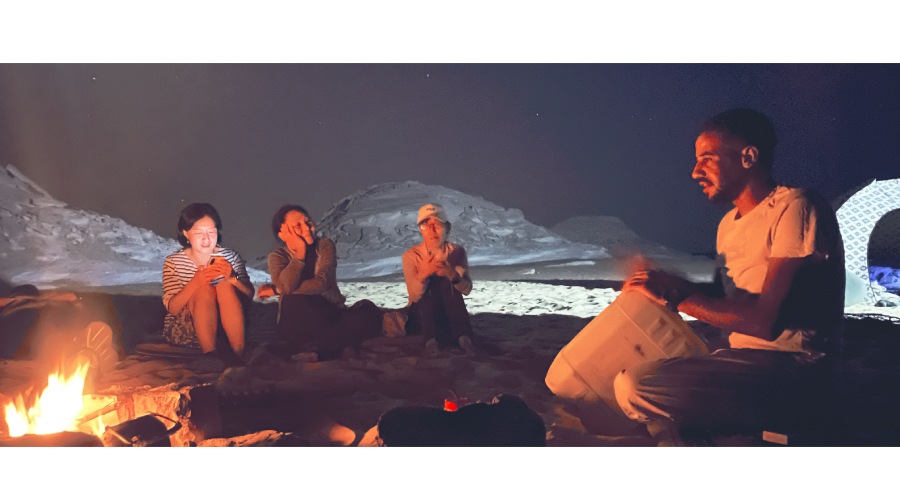 司機瞬間搖身一變成為餘興節目表演者，演奏著當地的歌曲