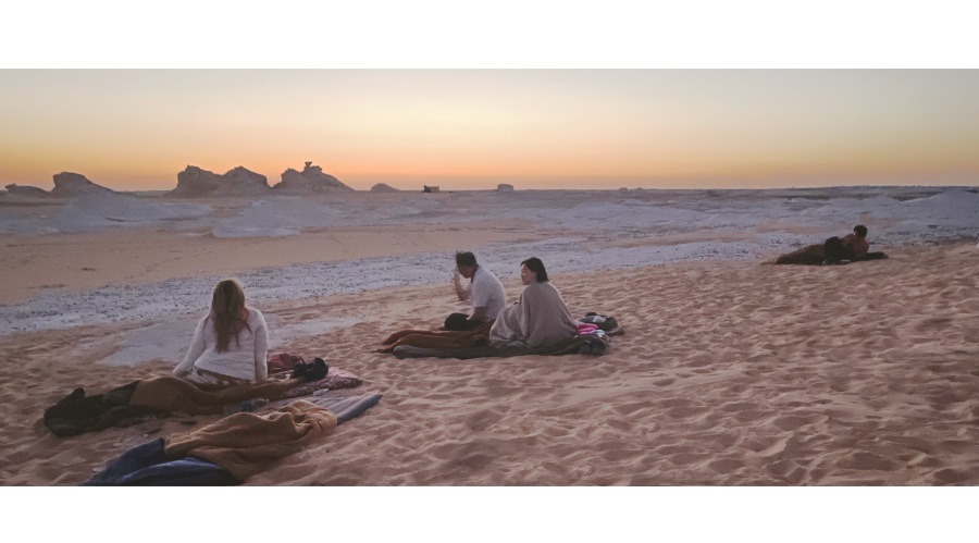 第一次體驗直接裸睡在沙漠上過夜露營