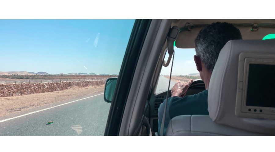 無論是七人座小巴還是四輪越野車，車況一般，既不新鮮也不老舊，但埃及坑疤的路面，加上堪比駱駝峰脊般高的緩速丘，需要高超的駕駛技巧來掌控。