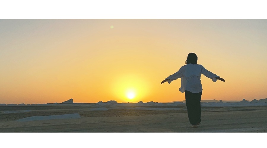 白沙漠中，即將沈睡的太陽，溫柔得讓人不忍移開目光。