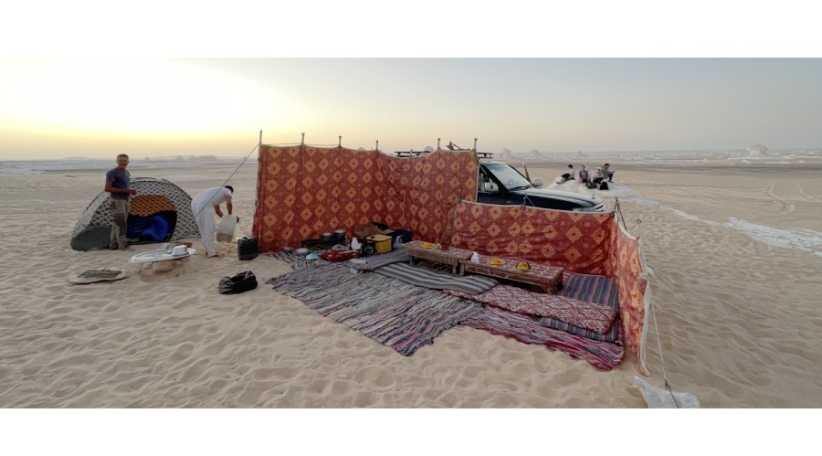 客廳有家的感覺，紅色花紋布簾輕輕飄動