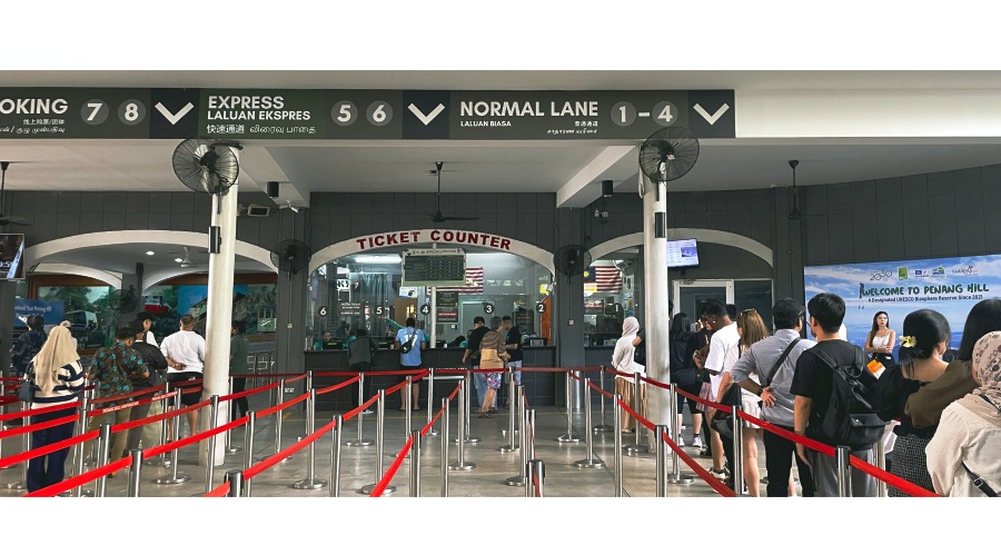 看著售票窗口前轉了三圈的人龍，工作人員淡定地說：『下一班要等兩小時。』那一刻，我決定把等待的時間拿來與這座森林對賭