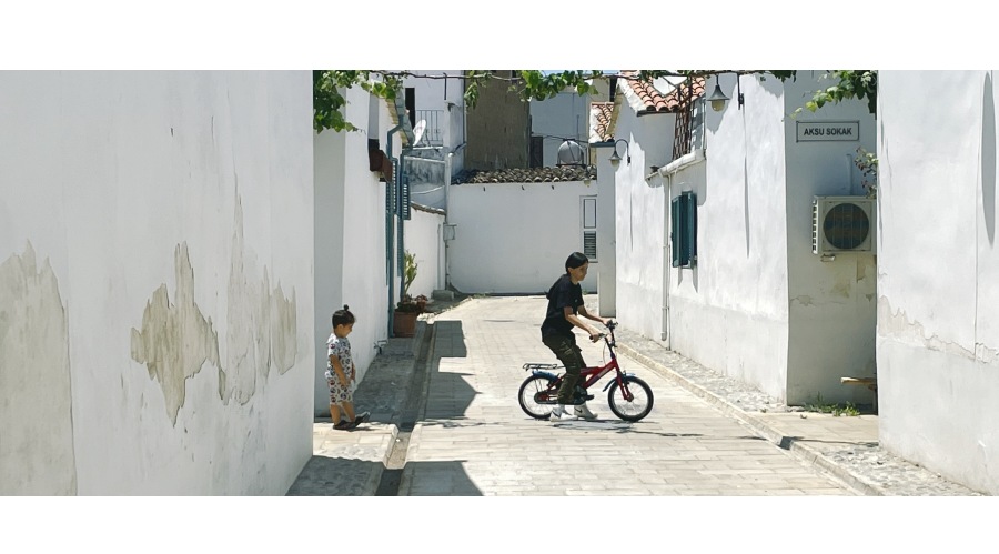 白色巷弄裡的童年遊戲，是島上最無憂的日常