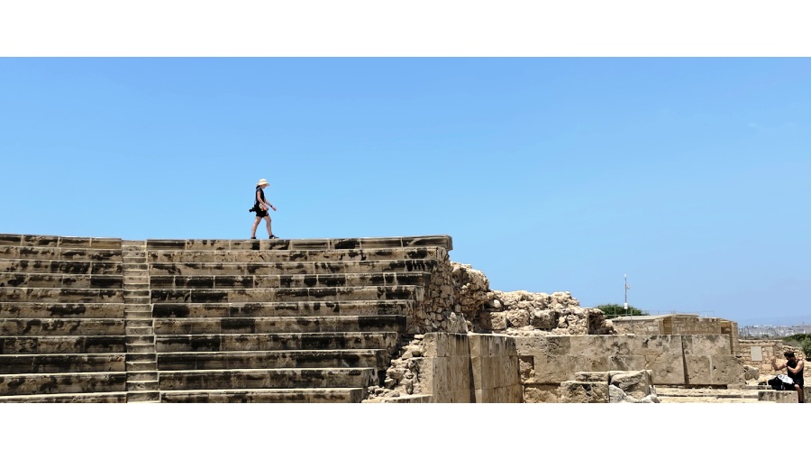 獨自登上海邊的古劇場石階，廣闊的地中海就在腳下蔓延