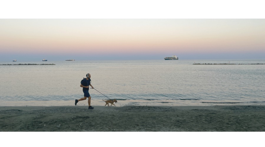 天剛亮的微光海濱，陪著愛犬開始這場地中海晨跑