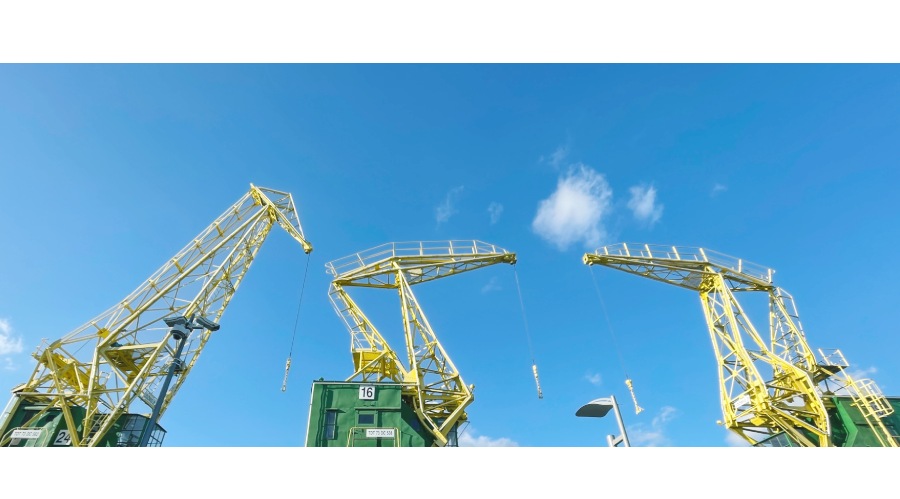 河畔矗立的黃色起重機，是工業風的浪漫