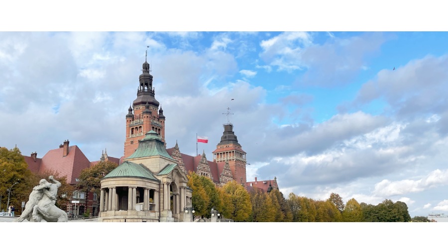 藍天下，古老鐘塔訴說著什切青的風華故事