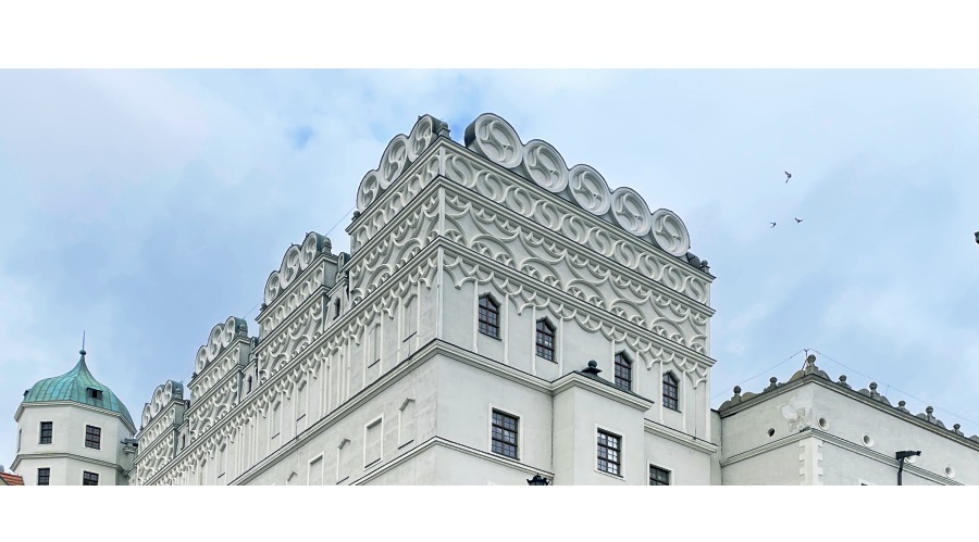 走進公爵城堡內院，與白色的時光驚喜相遇