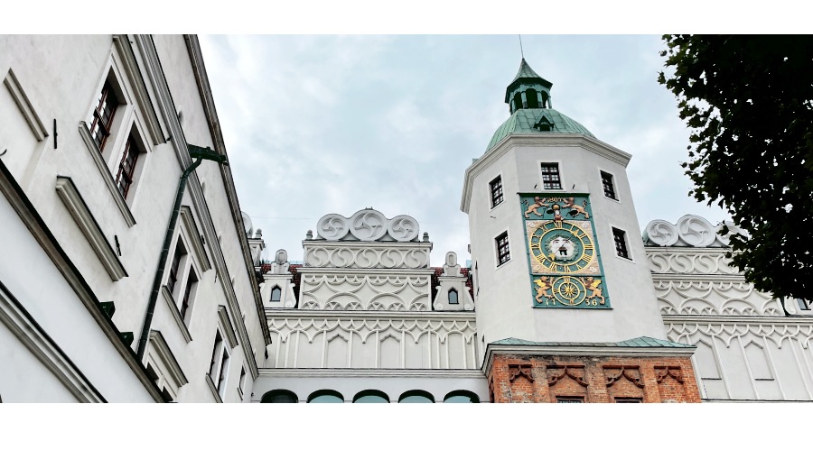 城堡天文鐘整點報時，看它張嘴轉眼珠的逗趣瞬间