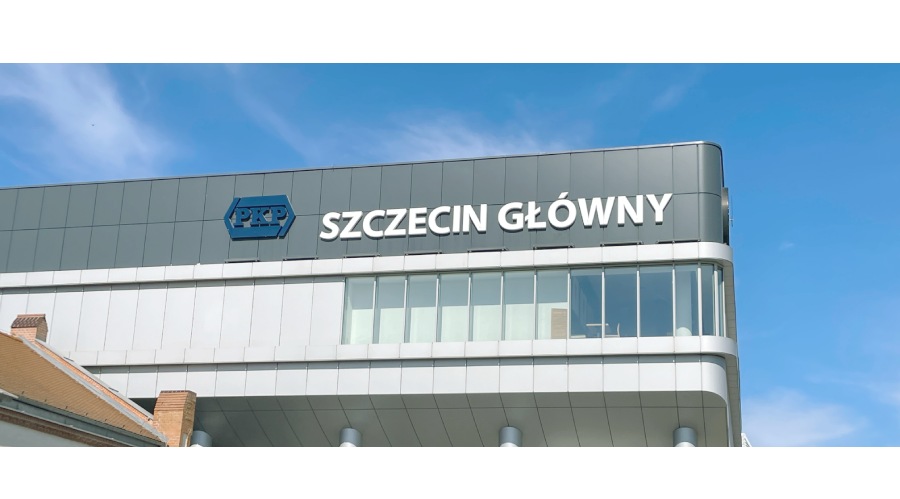 什切青中央火車站是帶有蘇聯時期粗獷線條的現代化站體