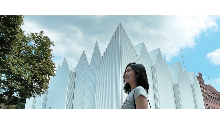 音樂廳大廳的純白空間，感受光影與幾何的張力